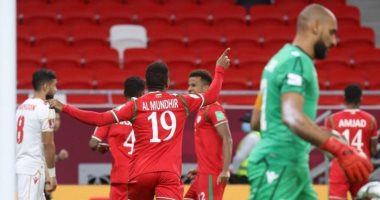 عُمان تخطف بطاقة التأهل لربع نهائي كأس العرب بثلاثية في البحرين