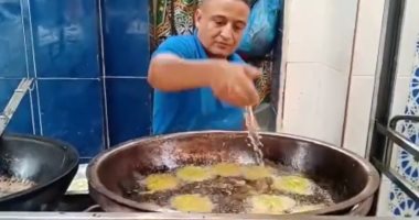 حكاية قاهر الزيت المغلي ببنى سويف.. بيطلع البطاطس والطعمية بإيده.. لايف