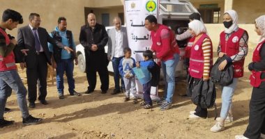 الهلال الأحمر يوزع مستلزمات الدراسة على تلاميذ جنوب الشيخ زويد بسيناء .. صور