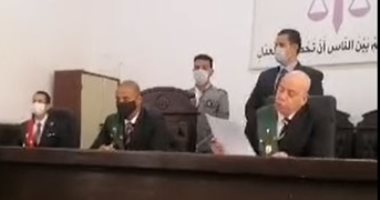قتل زوجته وأبنائه الـ6.. لحظة النطق بالحكم على سفاح الفيوم.. لايف