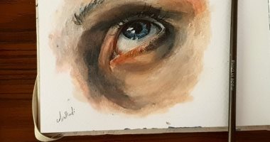 "أسماء" فنانة تتحدى عمى الألوان بالرسم.. "تختار ألوانها بمشاعرها"