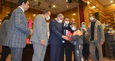 حياة كريمة.. محافظ المنيا يسلم عدداً من الأجهزة التعويضية للمستحقين من الأكثر احتياجا