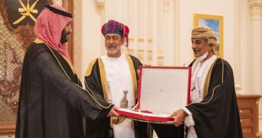 سلطان عُمان يمنح الأمير محمد بن سلمان أحد أرفع الأوسمة العمانية.. صورة