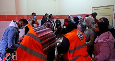 استهداف تطعيم 15 ألف طالب بلقاح فايزر فى بورسعيد.. والتدشين فى مدارس الثانوية من 15 إلى 18 سنة.. ووكيل الصحة يدعو الأهالى لتطعيم أبنائهم ويؤكد اللقاح آمن.. ولية أمر : إجراءات سهلة والتطعيم مهم للحفاظ على صحتنا
