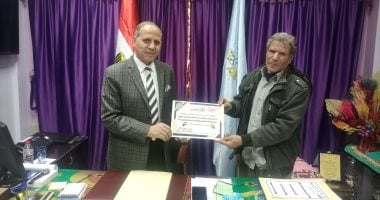  وكيل تعليم كفر الشيخ يكرم معلما لمشاركته في تطوير مدرسته.. صور
