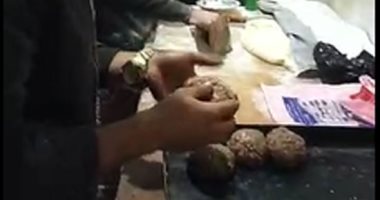 هنقول لك أحلى وصفة حواوشى.. "العيش باللحمة" أشهر أكلة فى الدلجمون.. لايف