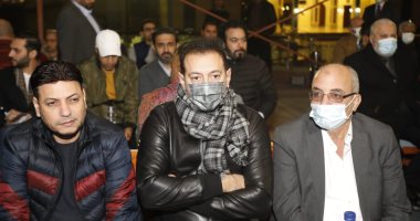 مصطفى شعبان يقدم العزاء للمخرج مجدى الهوارى فى وفاة شقيقه..صور