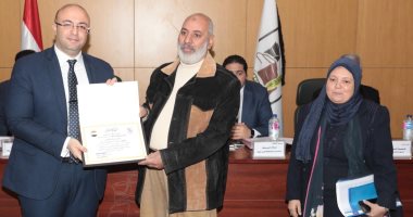 محافظ بني سويف يُكرًم اثنين من المتميزين بوحدة الرصد الميداني 