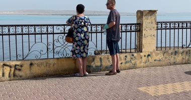 الغردقة فى حتة تانية.. سماء صافية وشمس ساطعة وعشرات السياح على الكورنيش.. لايف