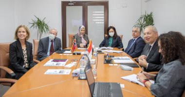 رئيس "اقتصادية قناة السويس" يلتقى سفيرة النرويج لبحث فرص لبحث فرص الاستثمار