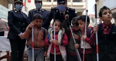 أمن الشرقية يحتفل بالطلاب ذوى الهمم بالزقازيق ويهديهم "عصا بيضاء"