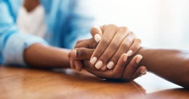 اعرف إزاى تساعد صاحبك أو قريبك لو بيمر بأزمة نفسية.. ما تقولش الوقت بينسى