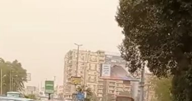 تباطؤ حركة السيارات بشوارع الجيزة والدقى بسبب العواصف الترابية.. بث مباشر