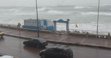  أمطار غزيرة على الإسكندرية ورياح تصل لحد العاصفة.. لايف