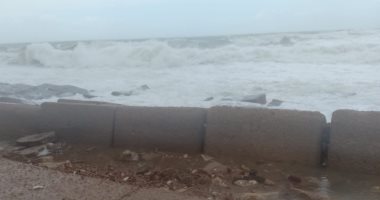 رياح شديدة وأمواج عالية وسماء ملبدة بالغيوم فى الإسكندرية.. فيديو