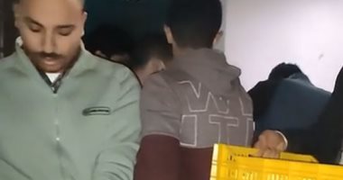"وجبة عدس تدفى السهرانين".. توزيع وجبات ساخنة فى شوارع الزقازيق (لايف)