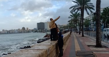 فوتوسيشن تحت المطر.. أهل الإسكندرية يستمتعون بالشتاء ويلتقطون السيلفى فى النوة