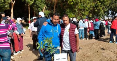 أعضاء المنتدى الشبابى البيئى يشاركون فى زراعة الغابة الشجرية بالأقصر.. صور