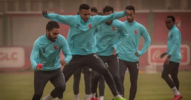 لاعبو الأهلى يتحدون العاصفة الترابية ويخوضون تدريبات على ملعب التتش.. صور