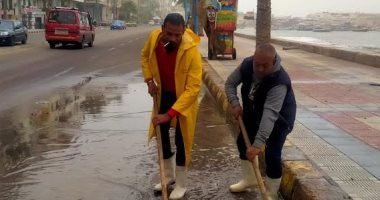 استنفار بأحياء الإسكندرية للتعامل مع مياه الأمطار وعدم تعطيل المرور.. صور
