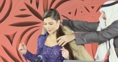 زوج أصالة يصعد المسرح ويغطى زوجته بعباءته من البرد.. والمطربة: الحب نعمة.. فيديو