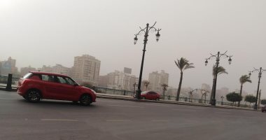 غيوم قاتمة ورياح وأتربة وتوقعات بأمطار وشيكة فى دمياط.. فيديو