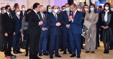 مدير منظمة الإيسيسكو يهدى الرئيس السيسى درع "تحيا مصر.. الجمهورية الجديدة"
