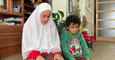 علا رشدى تنشر صورة لها أثناء أدائها الصلاة مع ابنها فى منزلها