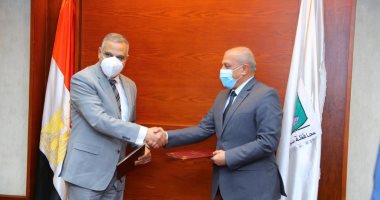 محافظ سوهاج ورئيس هيئة تنمية الصعيد يوقعان بروتوكول للتعاون المشترك.. صور