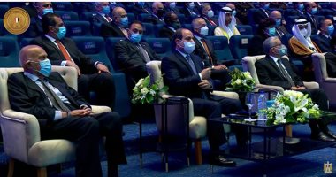 الجراح العالمى مجدى يعقوب بجوار الرئيس السيسى فى منتدى التعليم العالى