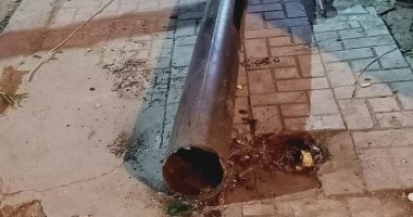 سقوط عمود كهرباء فى منطقة كرموز بالإسكندرية بسبب شدة الرياح