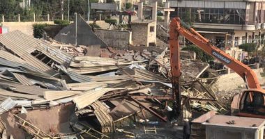 حماية النيل ومجلس مدينة طلخا تزيل قاعة أفراح على نهر النيل بالدقهلية