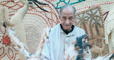 فن الدوم وريش الفراخ.. عم حامد فنان بالفطرة بيعمل من "المخلفات شربات" بقاله 50 سنة.. لايف
