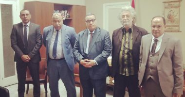 نقيب الأطباء يبحث مع الخارجية تخصيص مكتب للتصديق على أوراق أعضاء المهن الطبية