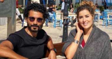 بصورة مع خالد النبوى.. عائشة بن أحمد تروج لـ "لون البحر"