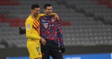 لاعب برشلونة يشرح حقيقة ضحكة مع ليفاندوفسكي بعد هجوم الجماهير.. اعرف الحكاية