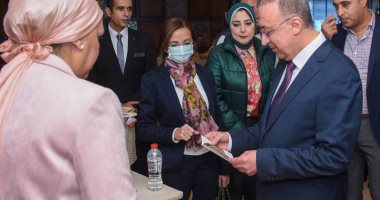 محافظ الإسكندرية يفتتح معرض المشغولات اليدوية لجمعية للمكفوفين.. صور