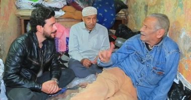 تحسبهم أموات وهم أحياء يرزقون.. العجائز الأصدقاء جمعهم الشارع وتبنتهم أم على