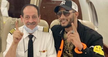 محمد رمضان يكشف عن صورة جديدة مع 3 طيارين من داخل الطائرة