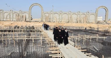 أسقف بنى سويف للأقباط الأرثوذكس يضع الأناجيل بحجر أساس كاتدرائية السمائين