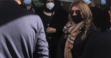الوداع الأخير.. شافكى المنيرى تصل مسجد مصطفى محمود لتشييع جنازة والدتها