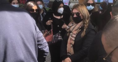 شافكى المنيرى تشيع جثمان والدتها ودفنه بمقابر طريق الواحات..فيديو