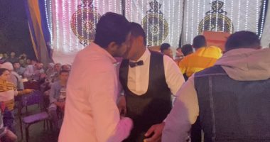مسيحى يغلق ورشته يومين لإقامة فرح جاره المسلم.. سوء الأحوال الجوية هدد بإلغاء زفاف "بدر" فقرر "يوسف" استضافته فى ورشة النجارة وحولها لقاعة أفراح.. وصرف يومية 3 أيام لعماله احتفالا بصديقه.. فيديو وصور