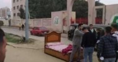 بث مباشر من موقع تصوير شابين فيديو باستخدام سرير فى الشارع بالدقهلية