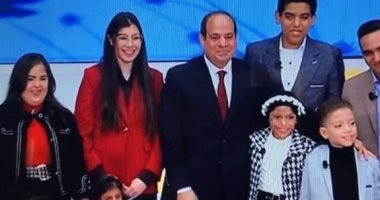 رئيس جامعة بنى سويف يدعو الطفلة "آية" لزيارة منطقة سقارة الأثرية بعد لقاءها الرئيس