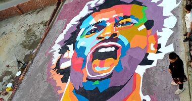 أكبر جرافتى لمحمد صلاح.. حكاية شاب بالبحيرة يزين سطح منزله برسالة حب لفخر العرب.. لايف