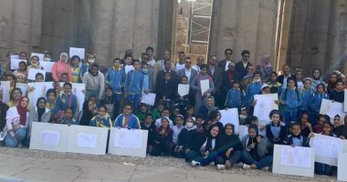 كلية الفنون الجميلة تنظم ورشة لتعليم الأطفال فن الرسم بمعبد الأقصر.. صور