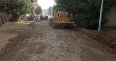 انطلاق أعمال تمهيد وتسوية الطريق العام "الأقصر – العشى" بالزينية.. صور