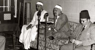 50 عاماً على رحيل شيخ المنشدين وملك التواشيح الدينية الشيخ طه الفشنى.. سجلت له شركة صوتيات يونانية أغنيتين فى بداية حياته.. شارك فى إحياء زفاف الملك فاروق مع أم كلثوم.. وابنه يروى قصة انحباس صوته وشفاؤه فى الحج