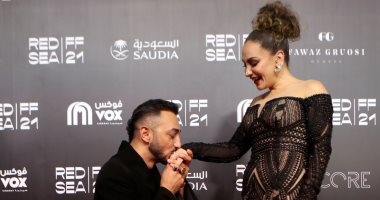مخرج "بنات عبد الرحمن" يقبل يد البطلة على السجادة الحمراء لمهرجان البحر الأحمر
